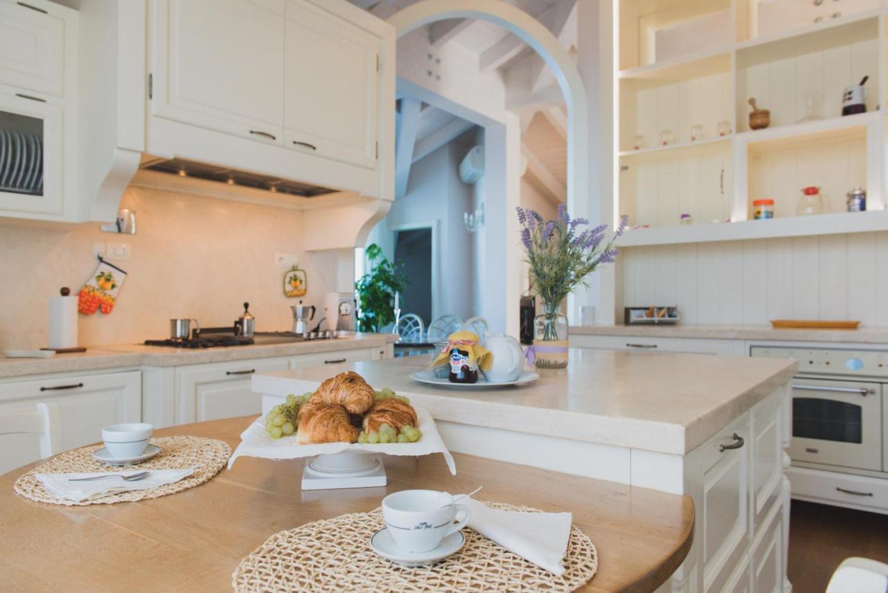 Villa Lilla Sulla Spiaggia Di San Vincenzo Luxury Екстериор снимка