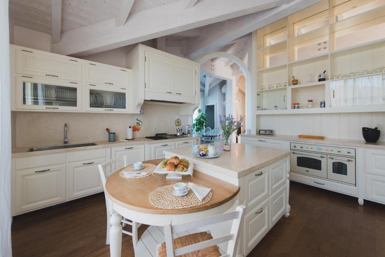 Villa Lilla Sulla Spiaggia Di San Vincenzo Luxury Екстериор снимка